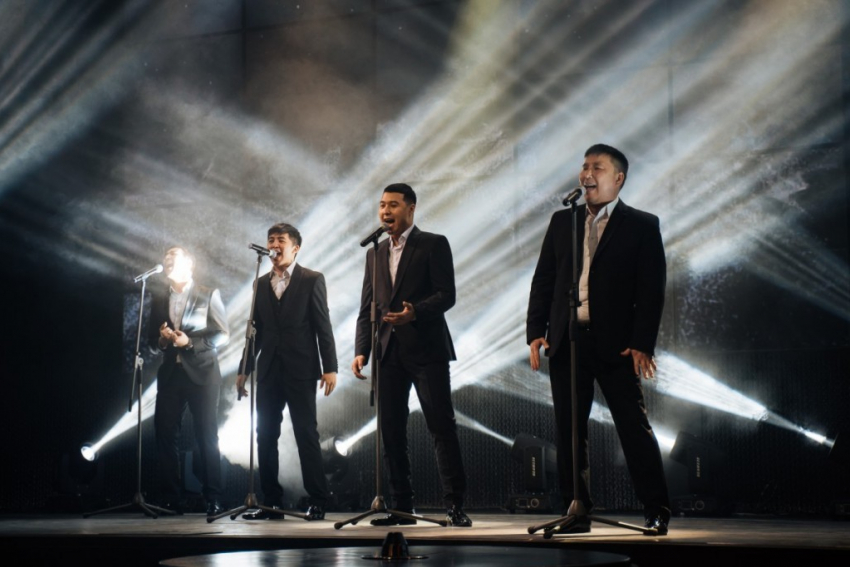 Под открытым небом в Астрахани споют четверо харизматичных мужчин 