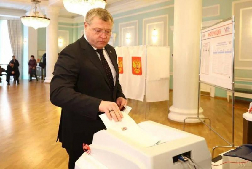 Астраханский губернатор первым отдал свой голос за будущего Президента России