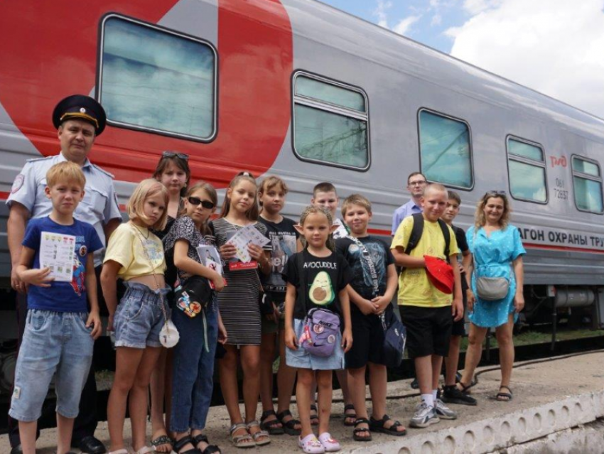 В Астрахани подросткам провели профилактические уроки в вагоне охраны труда