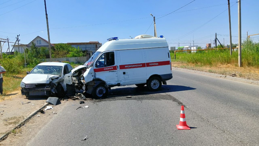 В Астрахани скорая помощь попала в серьезную аварию, есть пострадавший