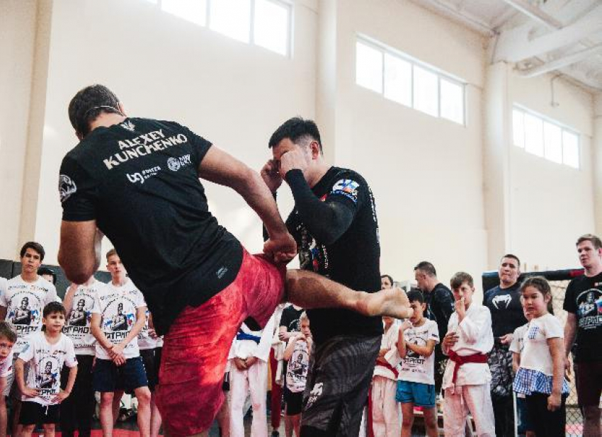 В Астрахани Чемпион России по рукопашному бою провел мастер-класс