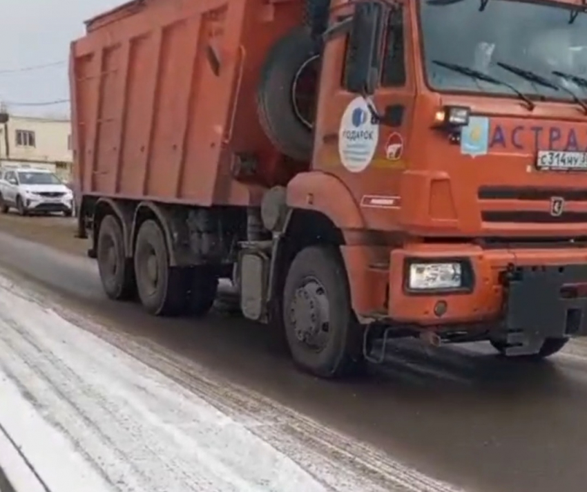 В Астрахани на дороги нанесли особую смесь