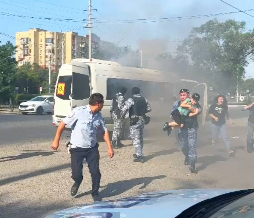 В Астрахани люди вместе с ребенком чуть не сгорели заживо в маршрутке, окно разбили автоматом