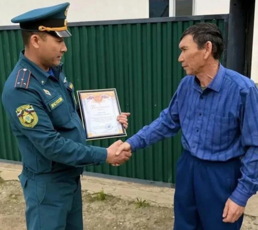 Простой житель Астраханской области не раздумывая забежал в горящий дом ради соседки