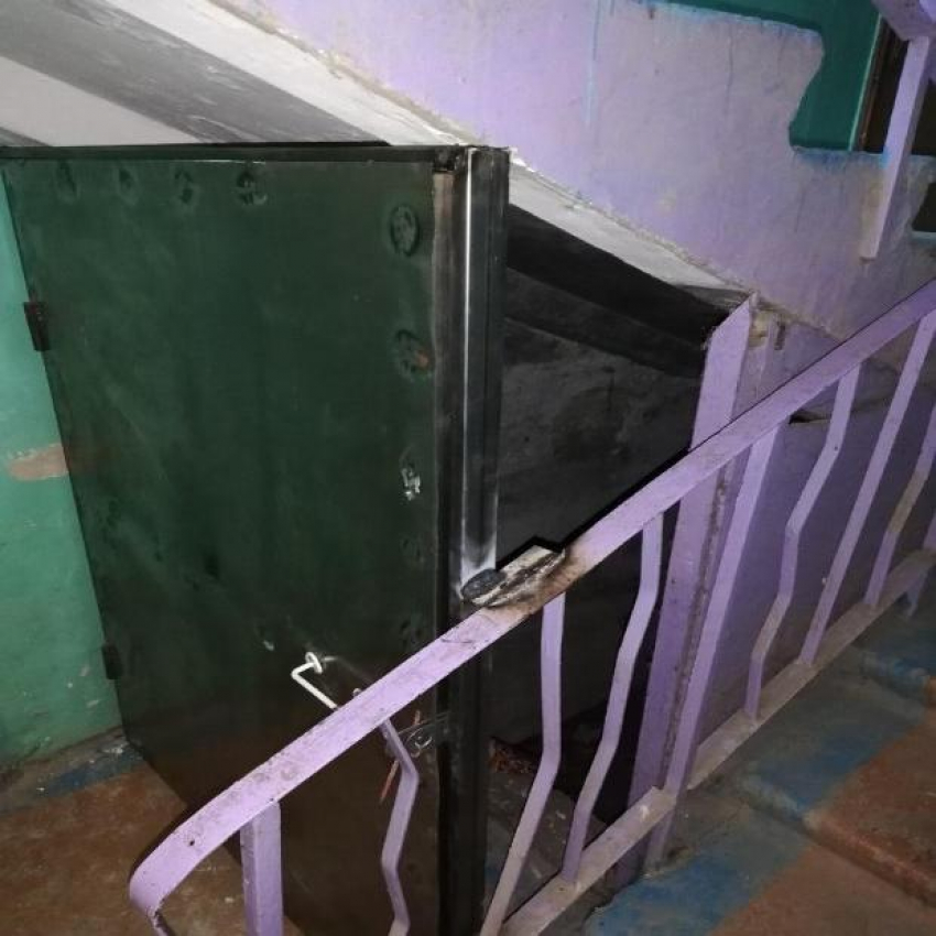 Астраханец пожаловался на дверь в подвал многоэтажки 