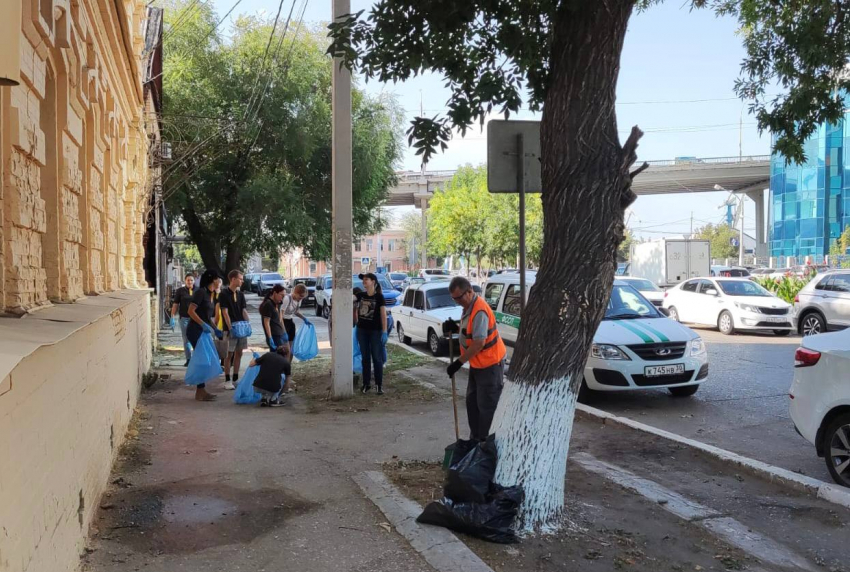 70 астраханцев присоединились ко Дню чистоты в одном из районов города