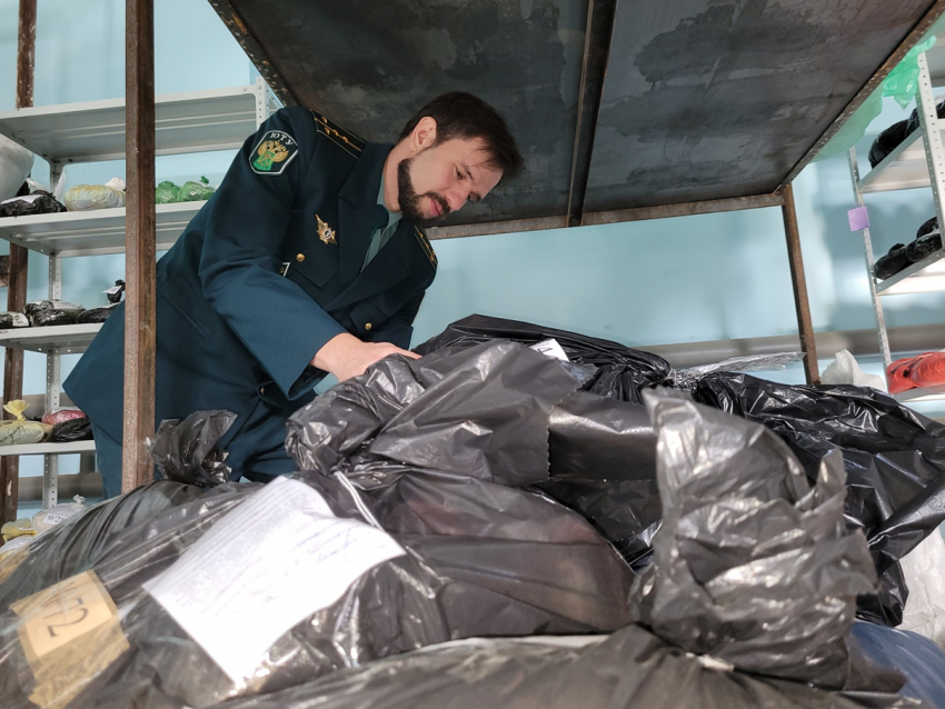 Астраханские таможенники изъяли более 700 единиц одежды и автозапчастей из Узбекистана