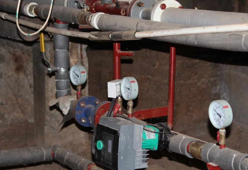 В Астрахани на улице Краснодарской устранили аварию на сети водоснабжения