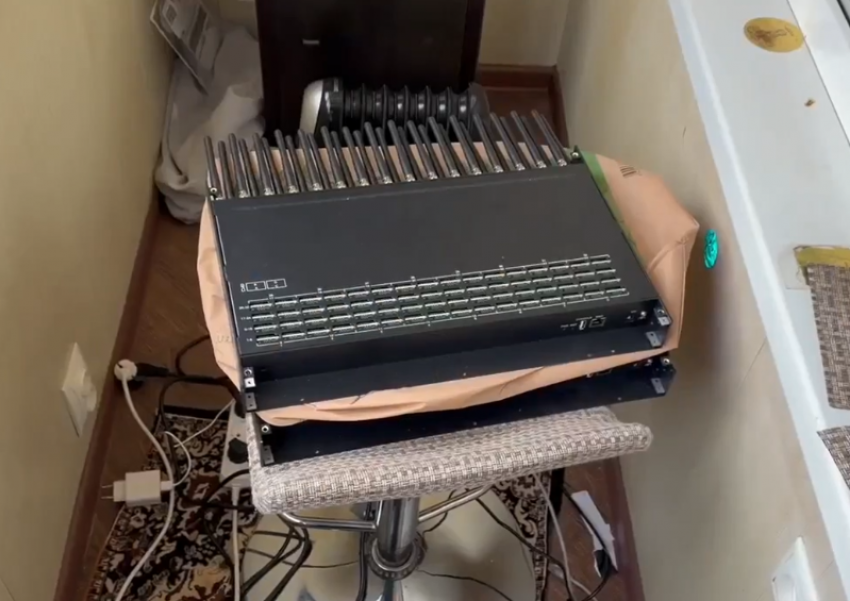 В Астрахани накрыли квартиру телефонных мошенников