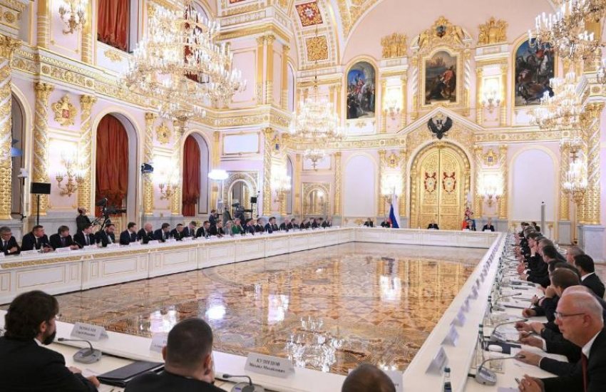 Высокую рождаемость Астраханской области отметили на Совете при Президенте