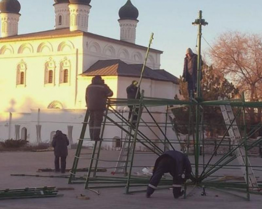 В Астрахани начали устанавливать елку в Кремле