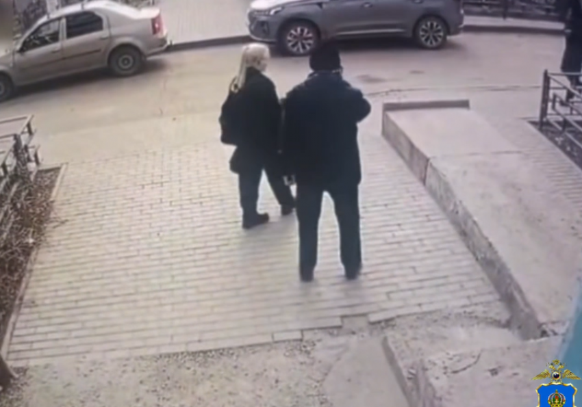 Астраханские полицейские помогли задержать курьера мошенников