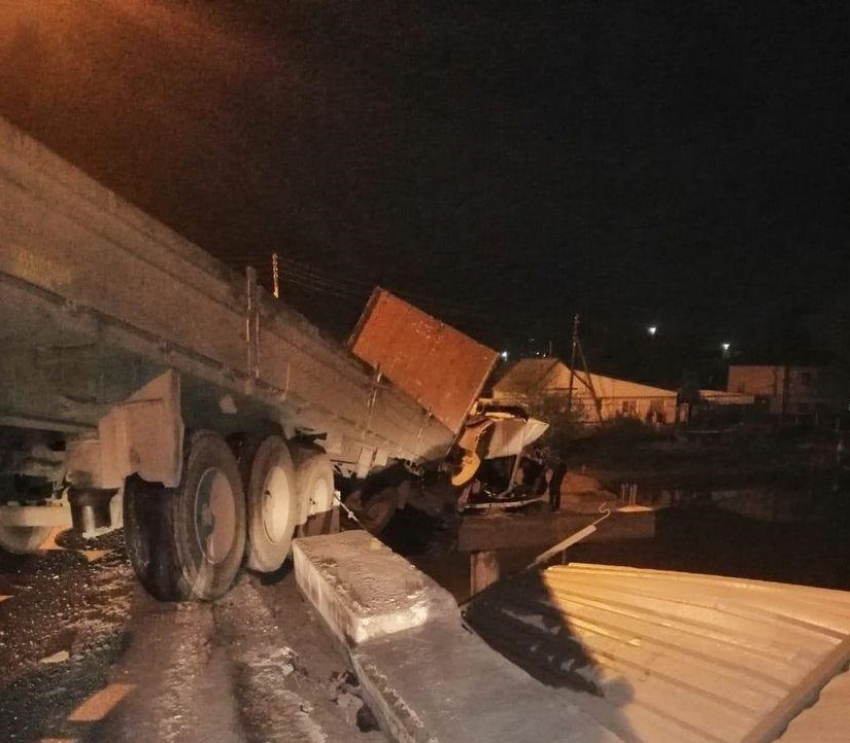 "Ужас, смотрите, что творится, люди": в Астраханской области КамАз сломал мост 