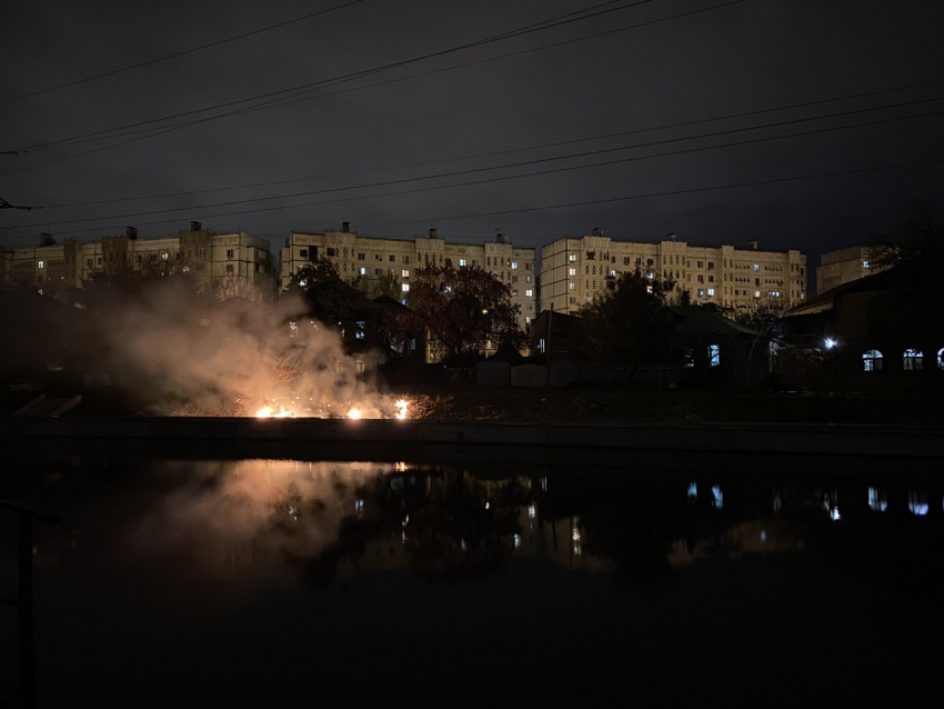 Два молодых парня тушили пожар в Астрахани