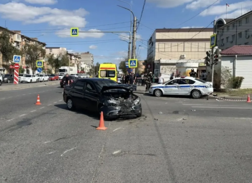 В Астрахани «Лада» въехала в патрульную машину: полицейские госпитализированы