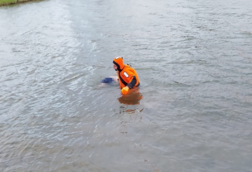 Под Астраханью из реки достали мертвого мужчину