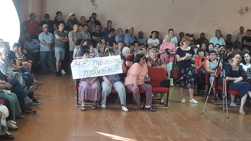 В астраханском Хошеутово продолжается война за водопровод: глава Харабалинского района не сдержал обещание
