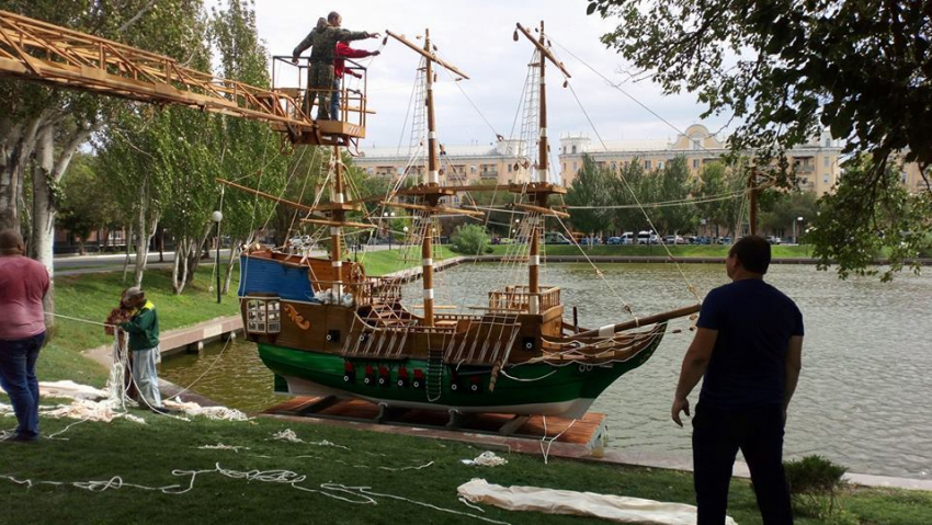 Астраханцы обеспокоены судьбой декоративного судна «Орел»