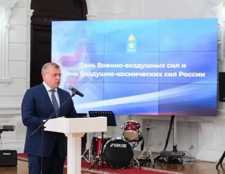 Астраханский губернатор вручил выдающимся летчикам ордена и медали