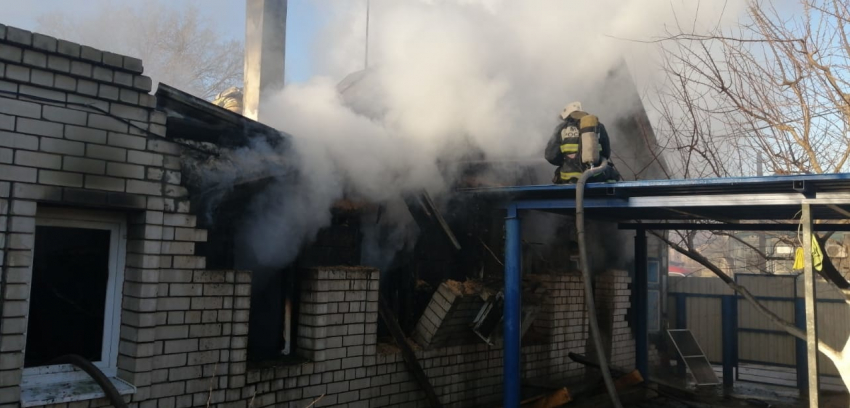 В Астрахани на пожаре погибли маленькая девочка и ее бабушка