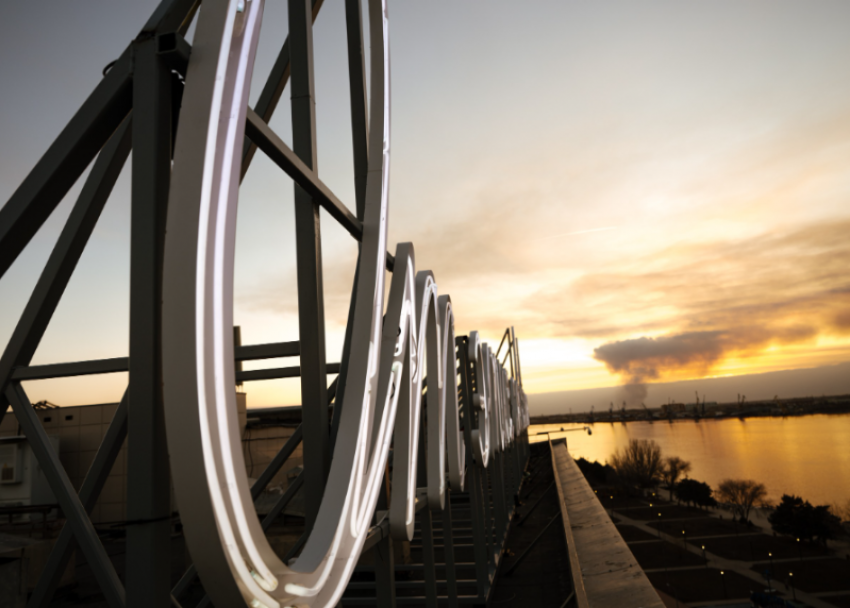В Астрахани на Петровской набережной появился двадцатипятиметровый арт-объект