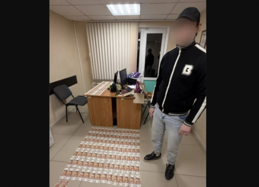 В Астрахани задержали очередного курьера мошенников с украденными деньгами