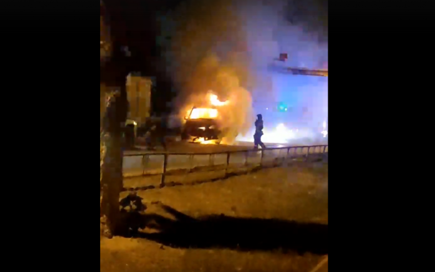 Ночью в Советском районе Астрахани сгорела машина ритуальной службы