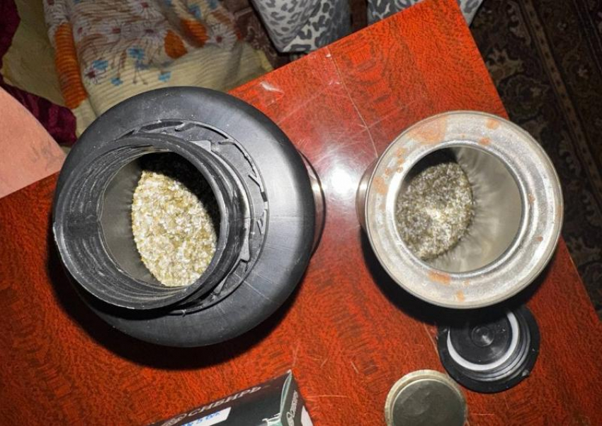 Астраханец 15 лет хранил дома две банки взрывчатых веществ