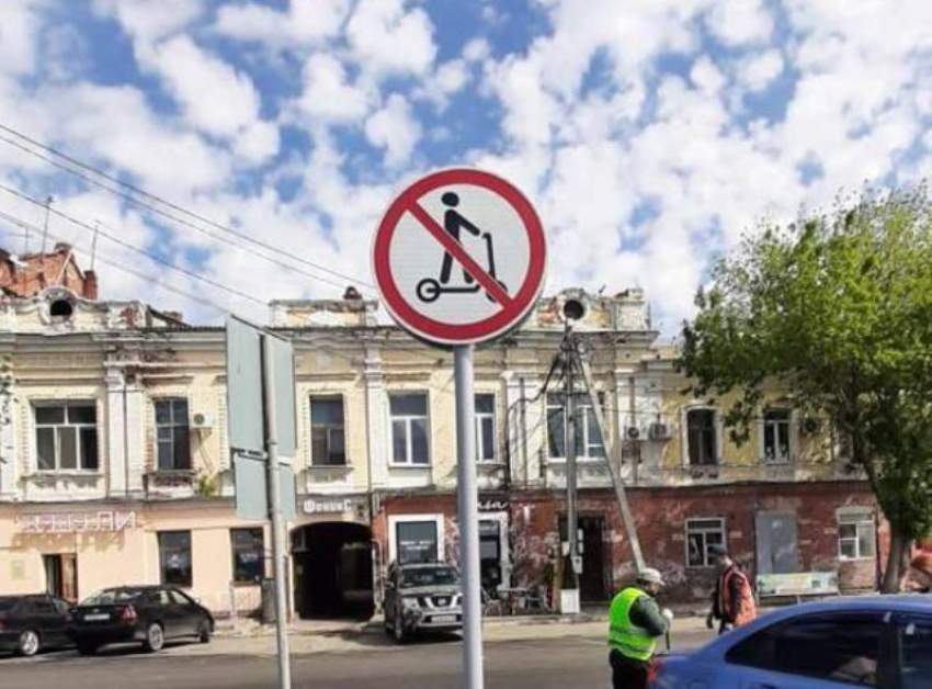 Астраханская полиция ловила электросамокатчиков на Петровской набережной