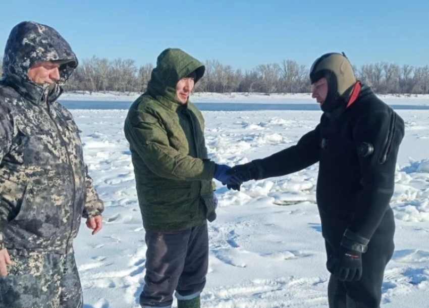 Астраханец провалился под лед на глазах у водолазов на тренировке