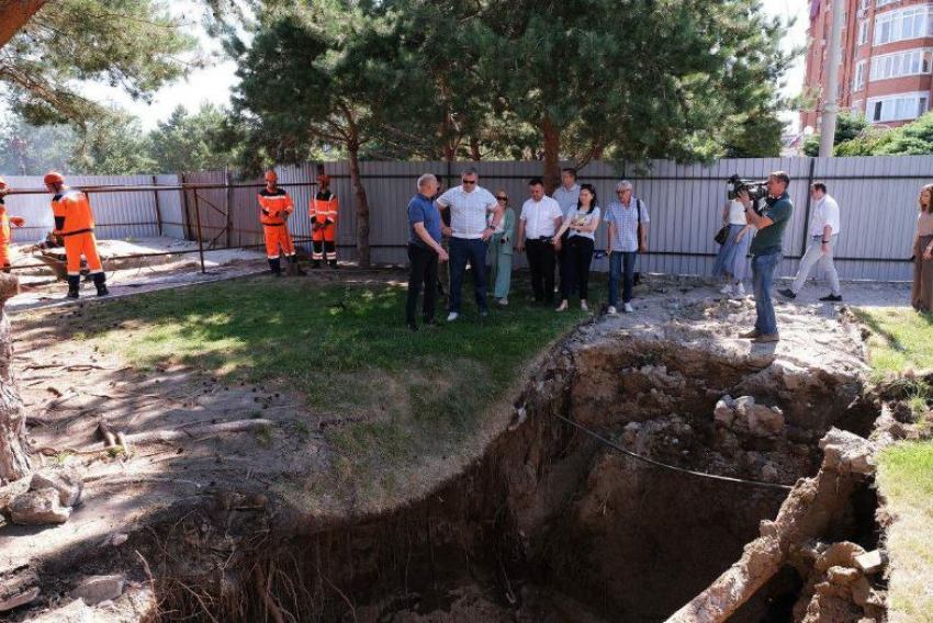 В Астрахани начали ликвидировать провалы у памятника Петру I