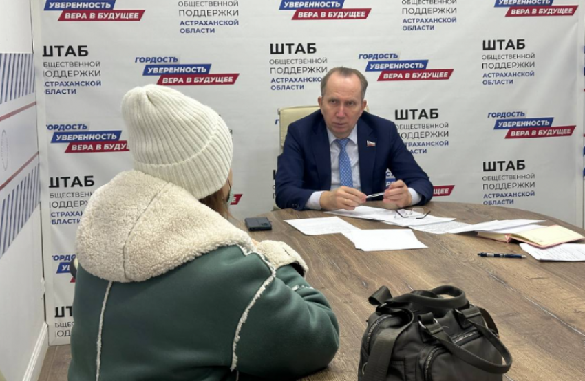 Игорь Седов пообещал благоустроить тротуар перед астраханской поликлиникой