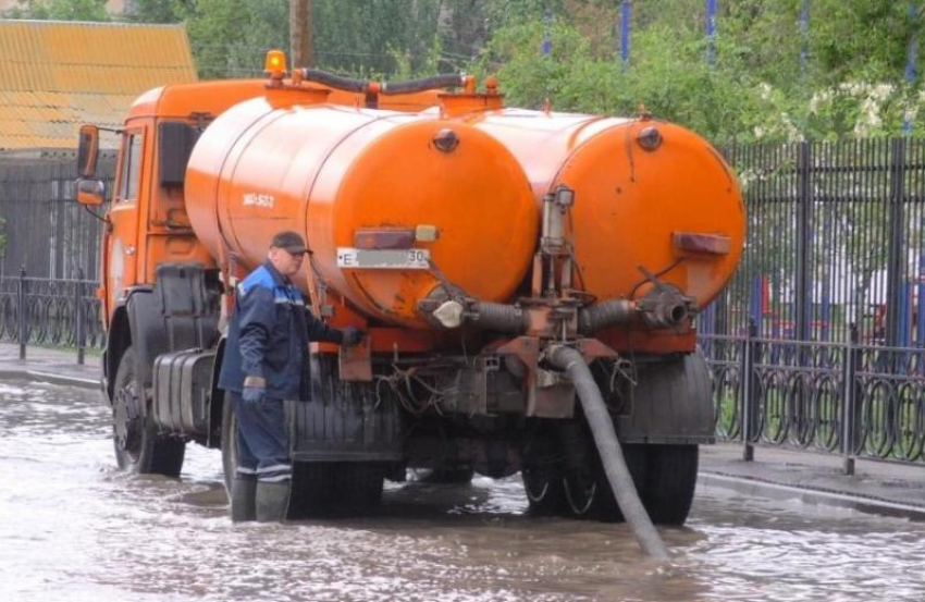 В Астрахани коммунальщики откачали около 650 кубометров дождевой воды