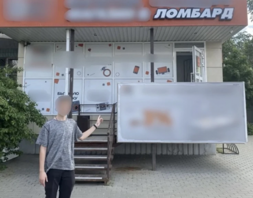 Астраханка тайно встретилась с курьером мошенников и отдала ему золотые изделия