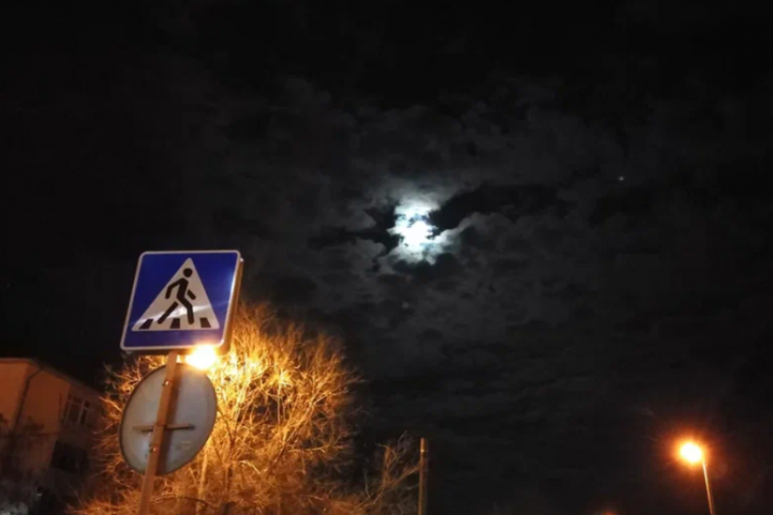 В Астрахани брат жестоко избил младшую сестру по лицу за долгую прогулку