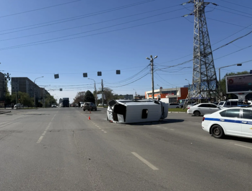 В Астрахани у «Ярмарки» опрокинулась маршрутка с пассажирами