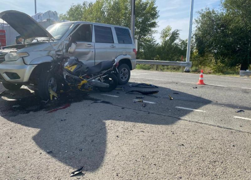 Под Астраханью мотоциклист разбился при обгоне внедорожника