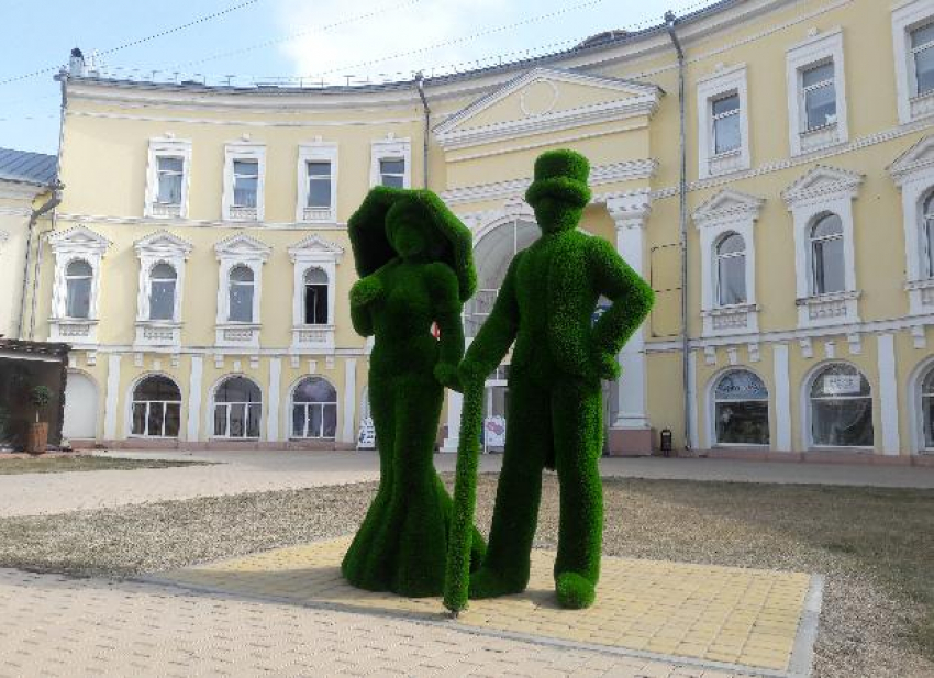 В центре Астрахани установили зеленых человечков 