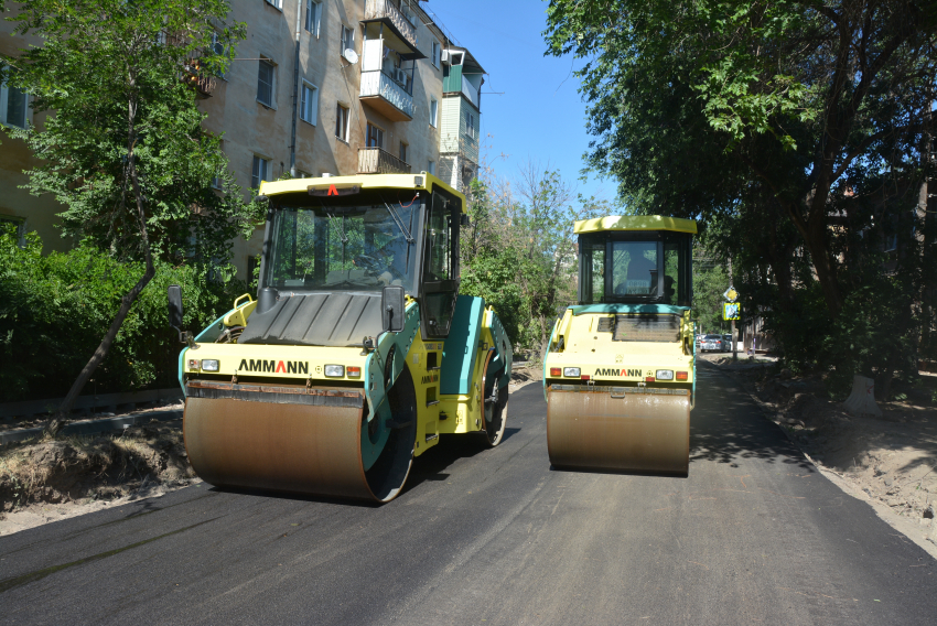 На площади Шаумяна в Астрахани ремонтируют дорогу и тротуар