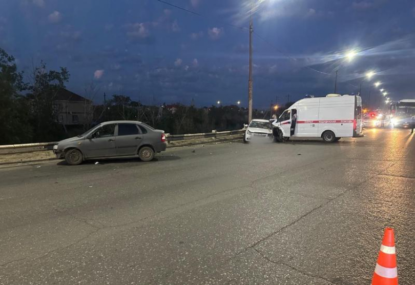 Две астраханки пострадали в ДТП со скорой помощью