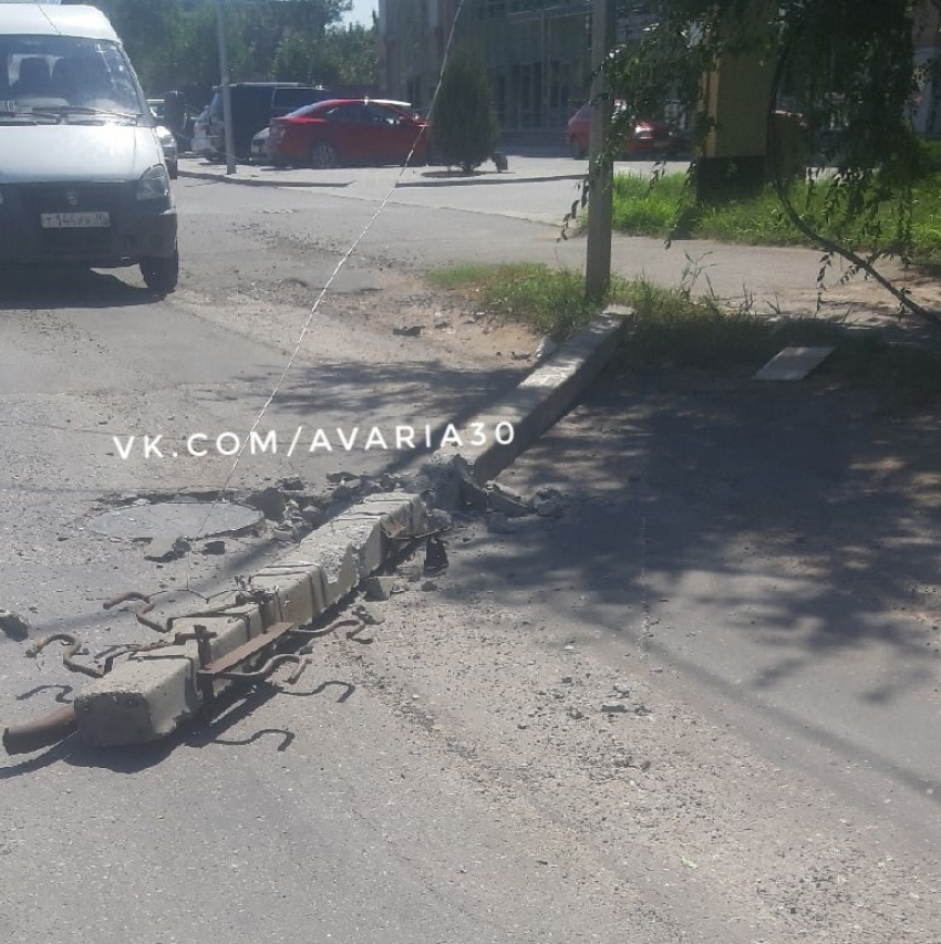В Астрахани эвакуатор свалил столб