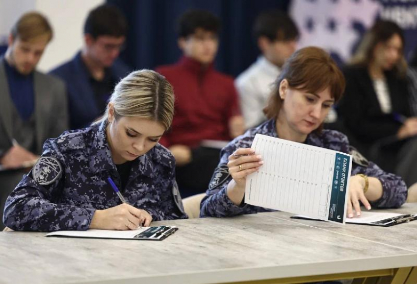 Астраханцы массово становятся участниками «Большого этнографического диктанта»