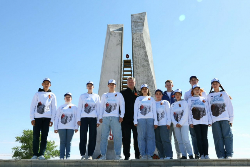 Губернатор Игорь Бабушкин пообщался с астраханскими поисковиками в степях Калмыкии