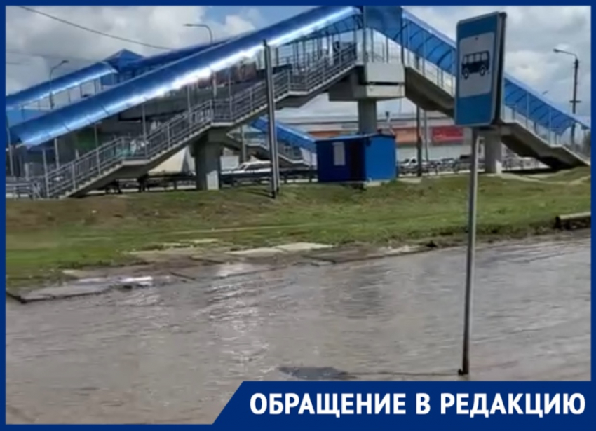 «К нам не заезжают новые автобусы» - астраханцы жалуются на огромную яму и лужу в шестом микрорайоне