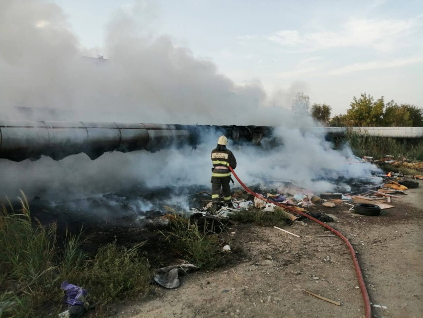 На пожаре в Астрахани от рук неизвестных пострадали теплотрасса и мусор 