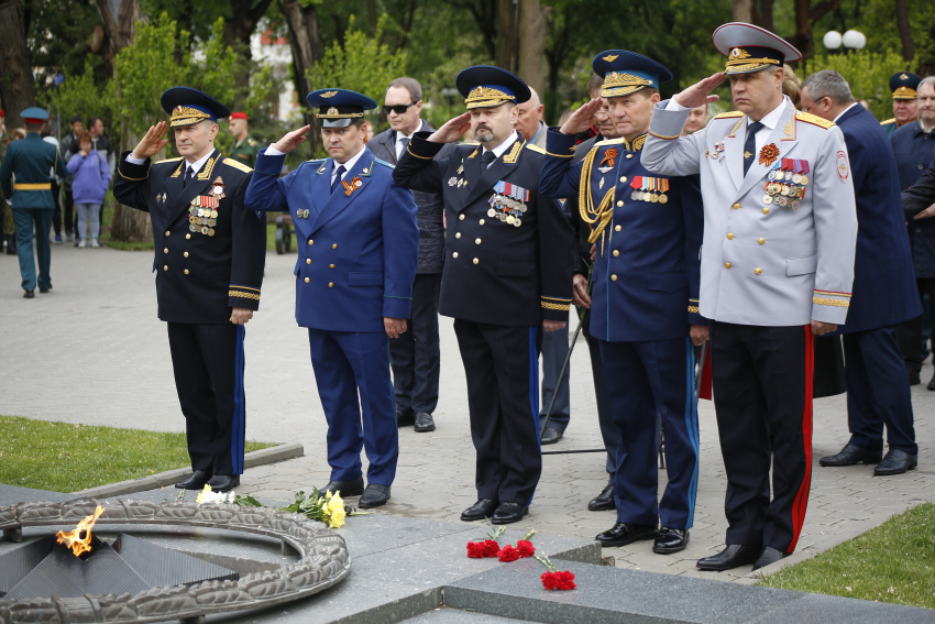 В Астрахани прошла церемония возложения венков к Обелиску воинам Великой Отечественной войны