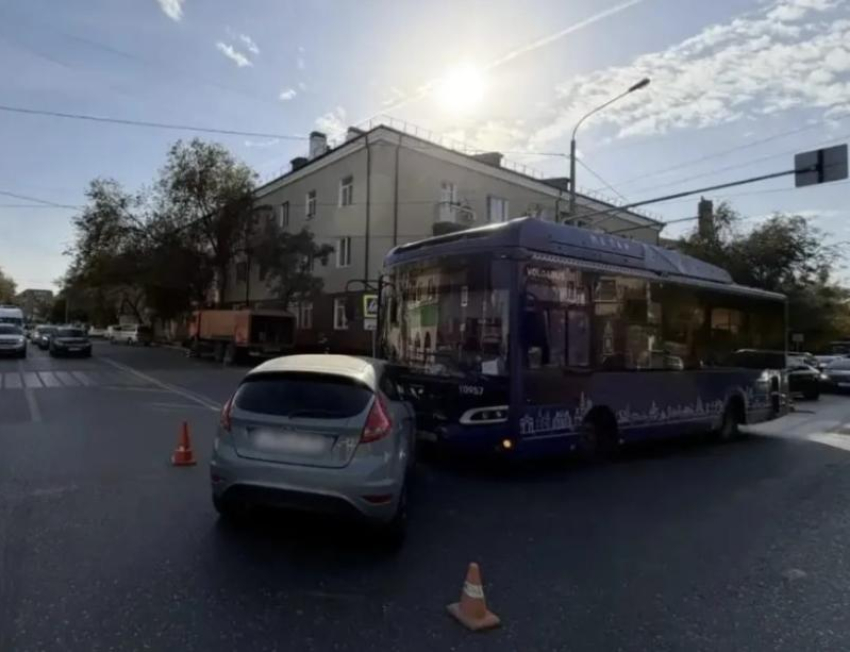 В Астрахани на перекрестке столкнулись легковушка и «Волгабас»