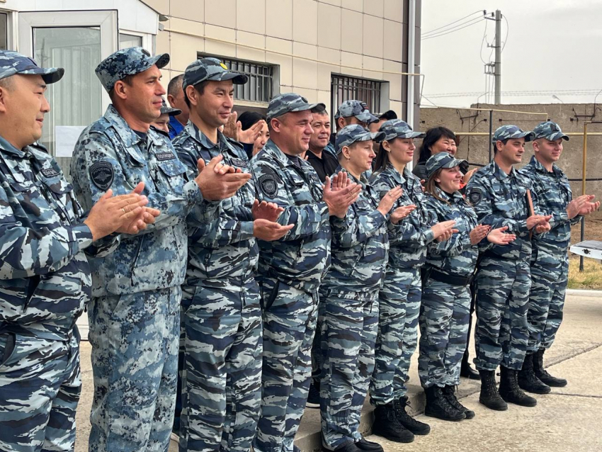 В Астрахани проводили на пенсию полицейского Алешу, почему ему все аплодировали