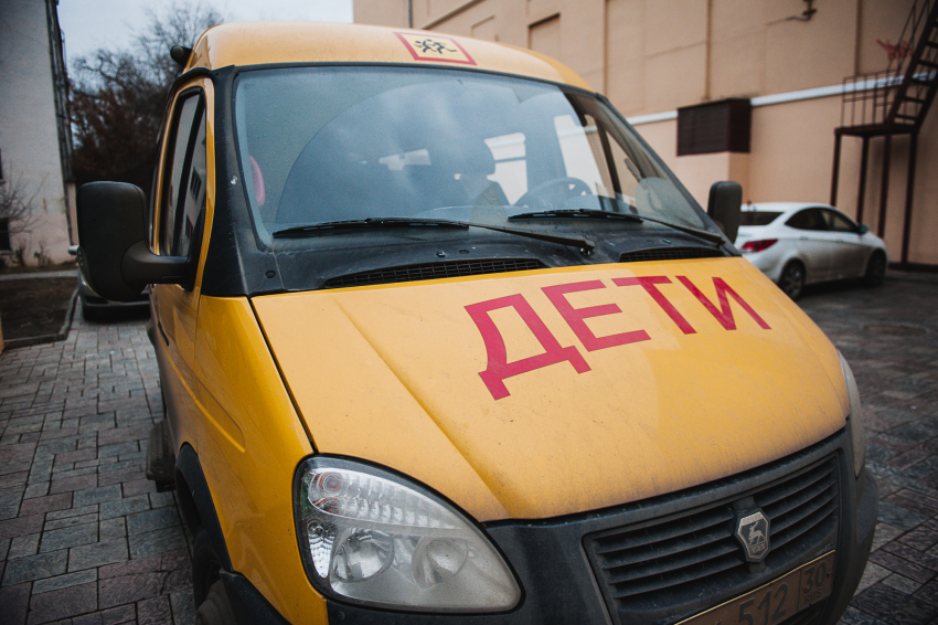 В Астрахани ребенок едва не попал под колеса грузовика