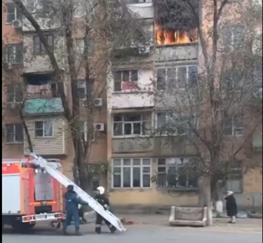 Астраханец снял на видео фееричное тушение пожара в многоэтажке